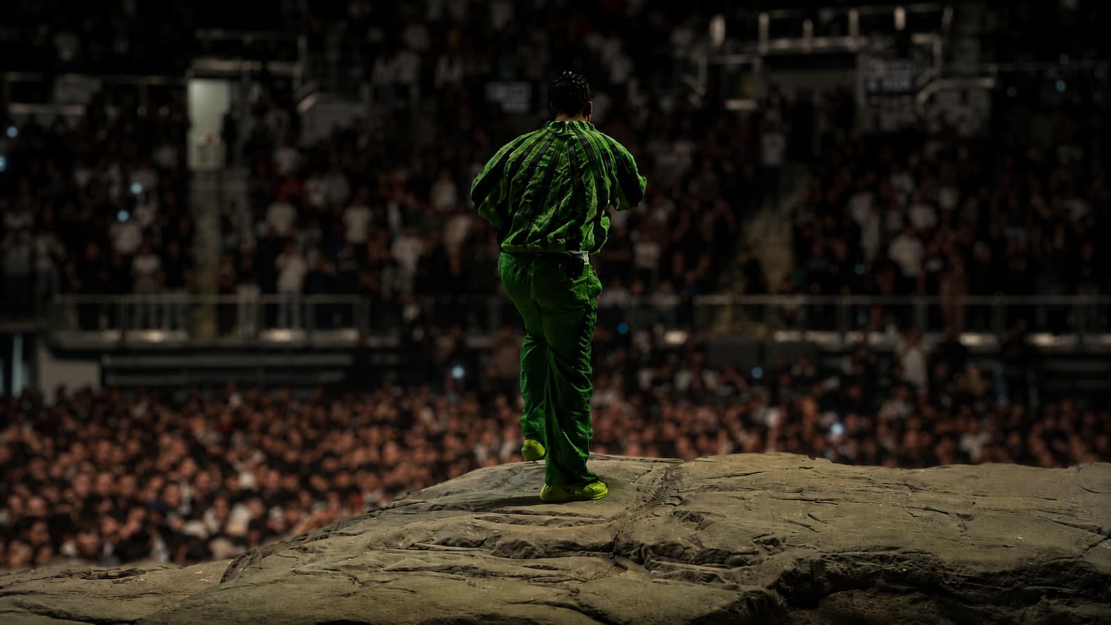 Arena konserinde kullanımda olan tamamlanmış yapay kaya dekoru